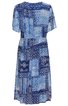 Kleid in verschiedenen Blautönen, Patchwork-Muster mit floralen und geometrischen Motiven, kurze Ärmel, Rundhalsausschnitt, knielang, ausgestellte Form