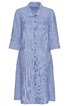 Blau-weiß gestreiftes Hemdblusenkleid, knieumspielend, 3/4-Ärmel, klassischer Kragen, durchgehende Knopfleiste, zwei aufgesetzte Taschen vorne