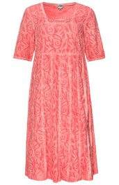 Korallenrotes Midikleid mit floralem Muster, rundem Ausschnitt mit kleinem V-Einsatz, kurze weite Ärmel, taillierter Schnitt mit gerafftem Rock