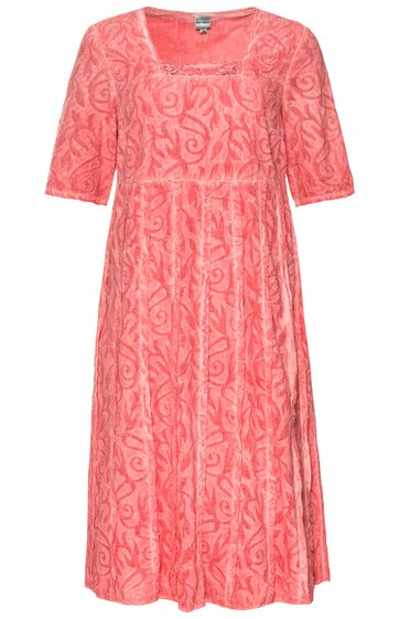 Korallenrotes Midikleid mit floralem Muster, rundem Ausschnitt mit kleinem V-Einsatz, kurze weite Ärmel, taillierter Schnitt mit gerafftem Rock