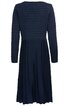 Dunkelblaues Kleid, langärmlig, Oberteil mit horizontalem Steppmuster, Rockteil plissiert, knielang, Rundhalsausschnitt, Rückenansicht
