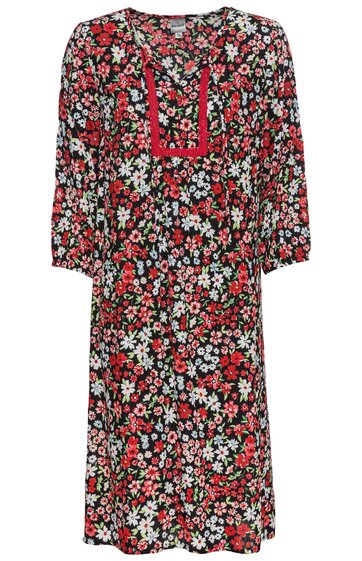 Knielanges Kleid mit floralem Muster in Rot, Weiß und Grün auf schwarzem Grund, rundem Ausschnitt mit rotem Einsatz und Bändern, lange lockere Ärmel, locker geschnitten