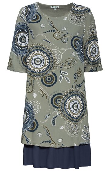 Kleid in hellolivgrün mit abstraktem Kreismuster in Blau, Weiß und Dunkelblau, Rundhalsausschnitt, dreiviertellange Ärmel, zweiteiliger Look mit dunkelblauem Unterteil, locker fallend