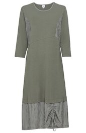 Olivegrünes Midikleid mit 3/4-Ärmeln, rundem Ausschnitt mit feiner Zierkante, seitlichen Einsätzen mit weißen und schwarzen Streifen, gestricktes Oberteil und gestreifter, geraffter Rock mit Kordelzug