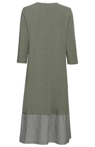 Langärmliges, olivegrünes Kleid mit geradem Schnitt, rundem Ausschnitt, knielang, mit Unterteil aus grau-weiß gestreiftem Stoff, ohne sichtbare Verschlüsse