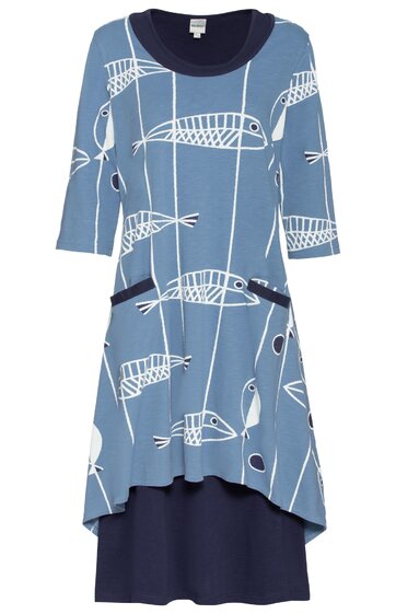 Zweilagiges Kleid in Hellblau und Dunkelblau, mit weißem Fischmuster, Rundhalsausschnitt, 3/4-Ärmel, asymmetrischer Saum, dekorative Taschenklappen am Oberteil