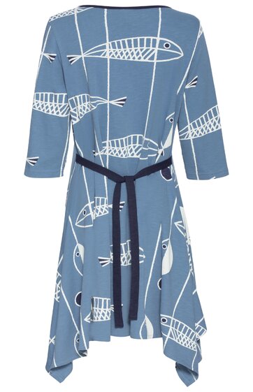 Blaues Kleid mit weißen Fischmotiven, mittellang, 3/4-Ärmel, asymmetrischer Saum, schwarzer Gürtel, rundhals