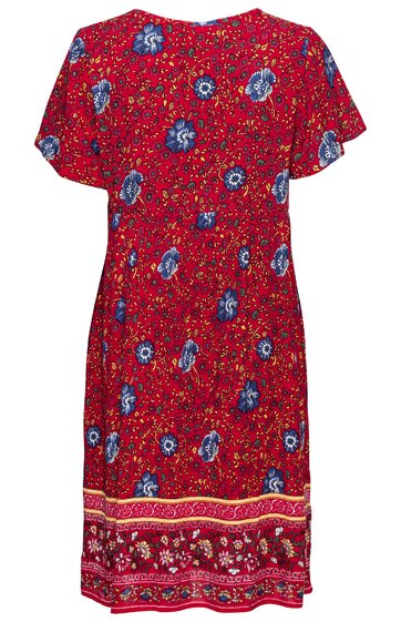 Rotes Sommerkleid mit blauem Blumenmuster, kurzen überschnittenen Ärmeln, Rundhalsausschnitt, gerade geschnitten, bordürenartiges Muster am Saum