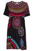 Schwarzes knielanges Kleid mit buntem, kreisförmigem Muster in Rot, Türkis, Blau, Gelb und Pink, Rundhalsausschnitt, kurze Ärmel, lockere Passform