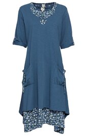 Blaues Damenkleid mit floralem Muster am V-Ausschnitt und Saum, halblange Ärmel mit Riegel, lockere Passform, asymmetrischer Saum, zwei seitliche Taschen mit Knöpfen