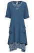 Blaues Damenkleid mit floralem Muster am V-Ausschnitt und Saum, halblange Ärmel mit Riegel, lockere Passform, asymmetrischer Saum, zwei seitliche Taschen mit Knöpfen