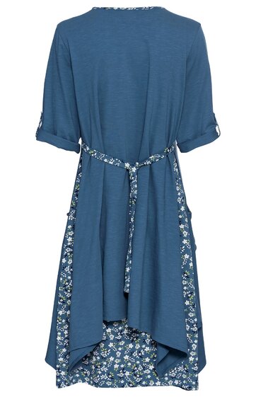 Blaues Damenkleid mit Blumenmuster im unteren Bereich, 3/4-Ärmel mit Aufschlag, asymmetrischer Saum, Taillengürtel aus floralem Stoff, Rückenansicht