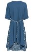 Blaues Damenkleid mit Blumenmuster im unteren Bereich, 3/4-Ärmel mit Aufschlag, asymmetrischer Saum, Taillengürtel aus floralem Stoff, Rückenansicht