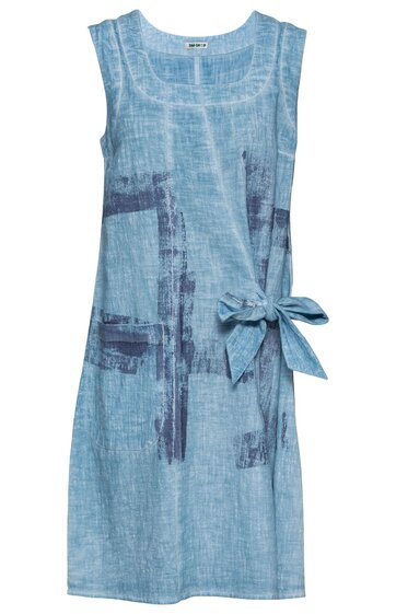 Ärmelloses, knielanges Kleid in hellblau mit dunklen, abstrakten Pinselstrichmustern, Rundhalsausschnitt, zwei aufgesetzte Taschen vorne, Taillenschleife auf der rechten Seite