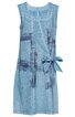Ärmelloses, knielanges Kleid in hellblau mit dunklen, abstrakten Pinselstrichmustern, Rundhalsausschnitt, zwei aufgesetzte Taschen vorne, Taillenschleife auf der rechten Seite