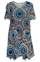 Kleid, bunt mit orangeblauem Mandala-Muster, Rundhalsausschnitt, kurze Ärmel, leicht ausgestellte Form, asymmetrischer Saum