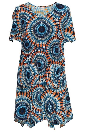 Kleid, bunt mit orangeblauem Mandala-Muster, Rundhalsausschnitt, kurze Ärmel, leicht ausgestellte Form, asymmetrischer Saum