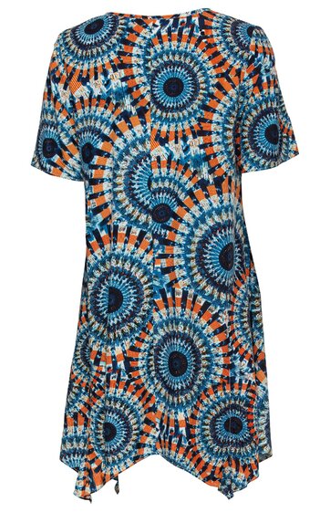 Kurzarmkleid in Dunkelblau, Orange und Weiß mit kreisförmigem Ethno-Muster, Rundhalsausschnitt, asymmetrischer Saum mit Bindebändern