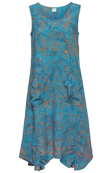 Ärmelloses Kleid in türkis mit orangefarbenem abstraktem Muster, rundem Ausschnitt, asymmetrischer Saum, seitliche Eingrifftaschen, lockere Passform