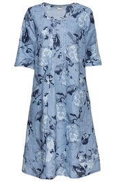 Hellblaues, knielanges Kleid mit floralem Muster in Blau- und Grautönen, Rundhals-Ausschnitt, 3/4-lange Ärmel, leichte A-Linienform, Knopfleiste vorne mittig