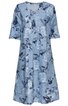 Hellblaues, knielanges Kleid mit floralem Muster in Blau- und Grautönen, Rundhals-Ausschnitt, 3/4-lange Ärmel, leichte A-Linienform, Knopfleiste vorne mittig