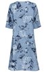 Hellblaues Kleid mit dunkelblauem und weißem Blumenmuster, halbärmlig, rundhals, gerade geschnitten