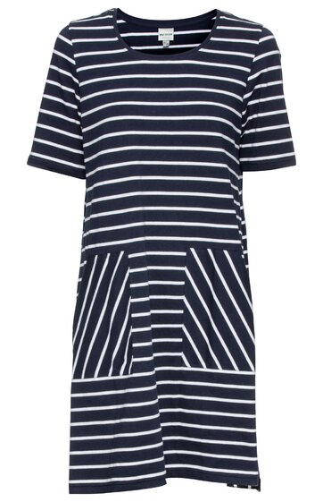 Marineblaues Kleid mit weißen Querstreifen, kurze Ärmel, Rundhalsausschnitt, aufgesetzte Taschen mit diagonalen Streifen, knielang, weiße Etikette am Halsausschnitt