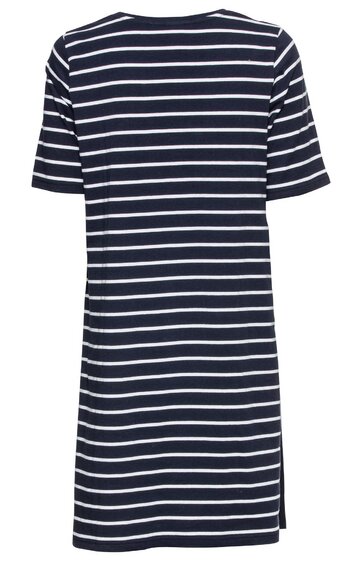 Marineblaues Kleid mit weißen Querstreifen, kurzärmlig, rundem Ausschnitt, gerade geschnitten, seitlicher Schlitz am Saum