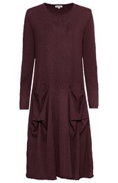 Langärmliges Kleid in dunkelrot, einfarbig, Rundhalsausschnitt, knielang, ausgestellte Form, zwei aufgesetzte Taschen mit Falten vorne
