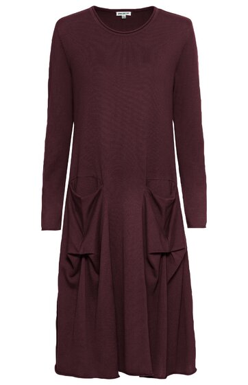 Langärmliges Kleid in dunkelrot, einfarbig, Rundhalsausschnitt, knielang, ausgestellte Form, zwei aufgesetzte Taschen mit Falten vorne