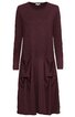 Langärmliges Kleid in dunkelrot, einfarbig, Rundhalsausschnitt, knielang, ausgestellte Form, zwei aufgesetzte Taschen mit Falten vorne