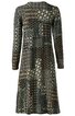 Langärmliges Kleid in Schwarz mit geometrischem Patchworkmuster in Beige, Hellblau und Braun, Rundhalsausschnitt, knieumspielende Länge, A-Linie, aufrecht hängend ohne sichtbare Person