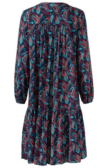 Langärmliges Kleid in dunklem Blau mit buntem Paisleymuster in Rot und Türkis, rundem Halsausschnitt, gesmokter Rücken und Stufenrock