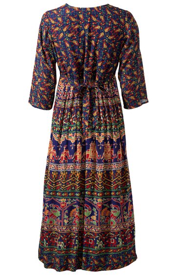 Langes Kleid in Dunkelblau mit buntem Ethno-Muster, 3/4-Ärmel, rundem Halsausschnitt, Taillengürtel zum Binden, ausgestellter Rock