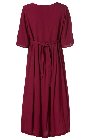 Bordeauxrotes Midikleid, einfarbig, rundhalsausschnitt, halblange Ärmel, tailliert mit Bindegürtel, locker fallend