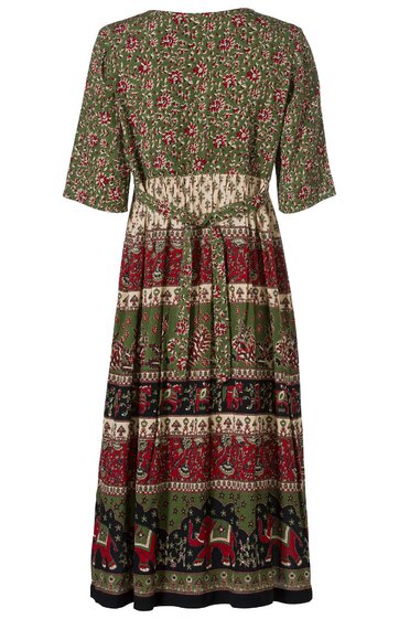 Knielanges Kleid in Olivgrün mit mehrfarbigem Blumen- und Elefantenmuster, kurzärmlig, rundem Ausschnitt, tailliert mit lockerem Rock, breite Bordüren am Saum