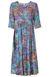 Knöchellanges Kleid in violett und türkis mit Paisley-Muster, Rundhalsausschnitt, 3/4-Ärmel, legerer Schnitt, ohne sichtbare Verschlüsse