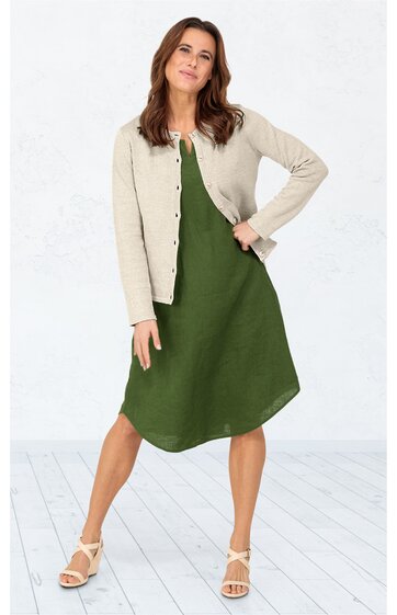 Grünes, knielanges Kleid ohne Muster, rundhalsausschnitt, locker geschnitten, beige Strickjacke mit Knöpfen und rundem Kragen, getragen von stehender Frau in Sandalen, schlichtes Design