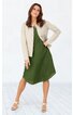 Grünes, knielanges Kleid ohne Muster, rundhalsausschnitt, locker geschnitten, beige Strickjacke mit Knöpfen und rundem Kragen, getragen von stehender Frau in Sandalen, schlichtes Design
