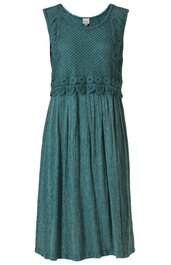 Ärmelloses, petrolfarbenes Kleid, Oberteil mit Häkelmuster, breite Rundausschnitt, Taillenbereich mit floraler Häkelbordüre, glatter, knielanger Rock, lockere Passform