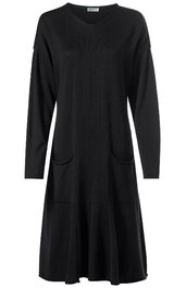 Schwarzes Langarmkleid ohne Muster, breiter Rundhalsausschnitt, zwei aufgesetzte Taschen vorne, locker geschnitten, knieumspielende Länge