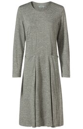 Langärmeliges, knielanges Kleid in mittlerem Grauton, rundhalsausschnitt, lockere Passform, rechteckige aufgesetzte Tasche vorne rechts, glatte Oberfläche