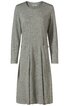 Langärmeliges, knielanges Kleid in mittlerem Grauton, rundhalsausschnitt, lockere Passform, rechteckige aufgesetzte Tasche vorne rechts, glatte Oberfläche