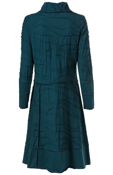 Dunkelgrünes, knielanges Kleid mit langem Arm, Stehkragen, Linienmuster, ausgestelltem Rock, figurbetont geschnitten