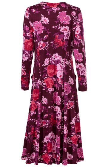 Midikleid in dunkelviolett mit großflächigem rosa und roten Blumenmuster, langärmlig, rundhalsausschnitt, leicht ausgestellter Rock, tailliert
