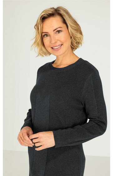 Dunkelgrauer Pullover, rundhals, lange Ärmel, gerade geschnitten, getragen von lächelnder Frau in leichter Dreiviertelansicht