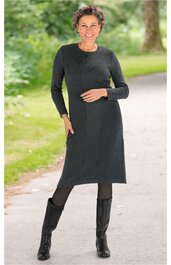 Dunkelgraues, knielanges Kleid mit Rundhalsausschnitt, lange Ärmel, gerade geschnitten, getragen von stehender Frau, kombiniert mit schwarzen Stiefeln und schwarzen Strumpfhosen