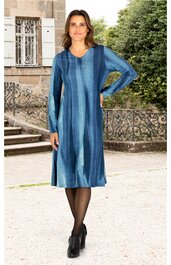 Kleid in Blau mit vertikalen Farbverläufen, langärmlig, knieumspielend, rundem Ausschnitt, gerade Form, getragen von stehender Frau mit einer Hand in der Hüfte