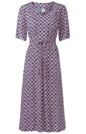 Knielanges Kleid in Violett mit geometrischem Muster in Weiß und Dunkelblau, kurze Ärmel, Rundhalsausschnitt, Taillenband, ausgestellte Form