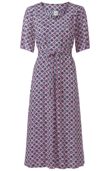 Knielanges Kleid in Violett mit geometrischem Muster in Weiß und Dunkelblau, kurze Ärmel, Rundhalsausschnitt, Taillenband, ausgestellte Form